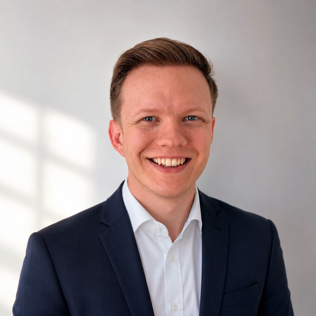 Michael Gute gibt einem Kunden in dessen Betrieb die Hand
